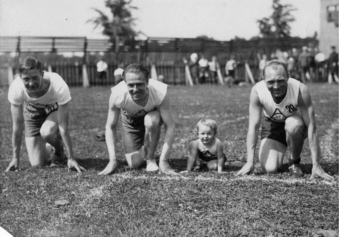 Foto uit 1930 met vier sprinters aan de start. AV'23 had toen geen vrouwelijke leden, omdat dat de mannen van serieuze training zou afleiden. Maar voor een sprintje mocht het jonge meisje wel meedoen.