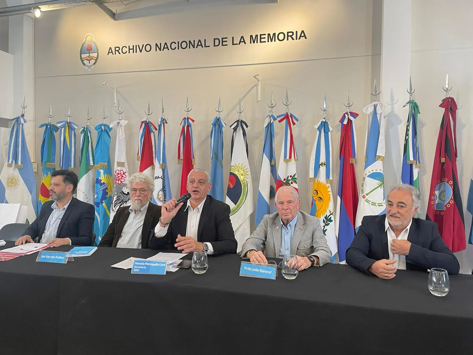 Frits Barend en Jan van der Putten bij een ontvangst in het Nationaal Archief in Buenos Aires.