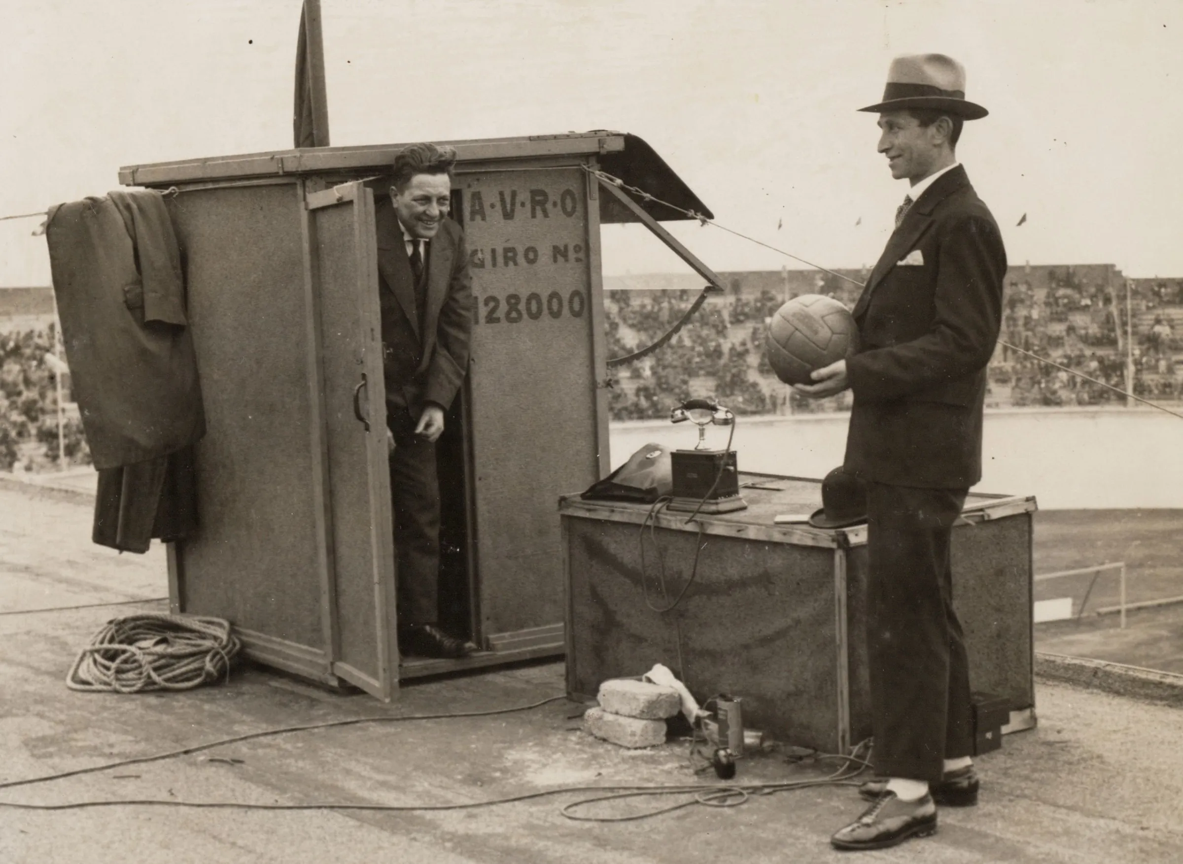 Han Hollander (rechts) bij een interland in 1930, links Avro-directeur Willem Vogt. 