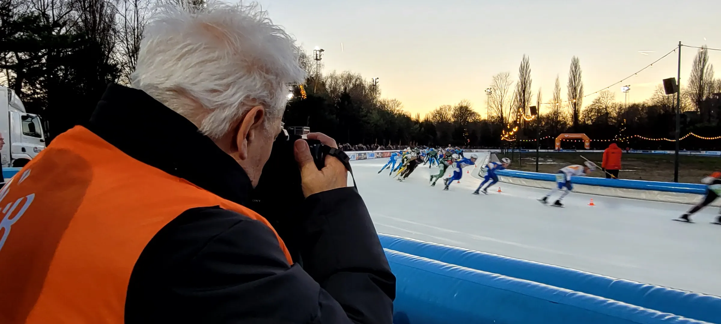 Glenn Wassenbergh aan het werk aan de rand van de Jaap Edenbaan.
