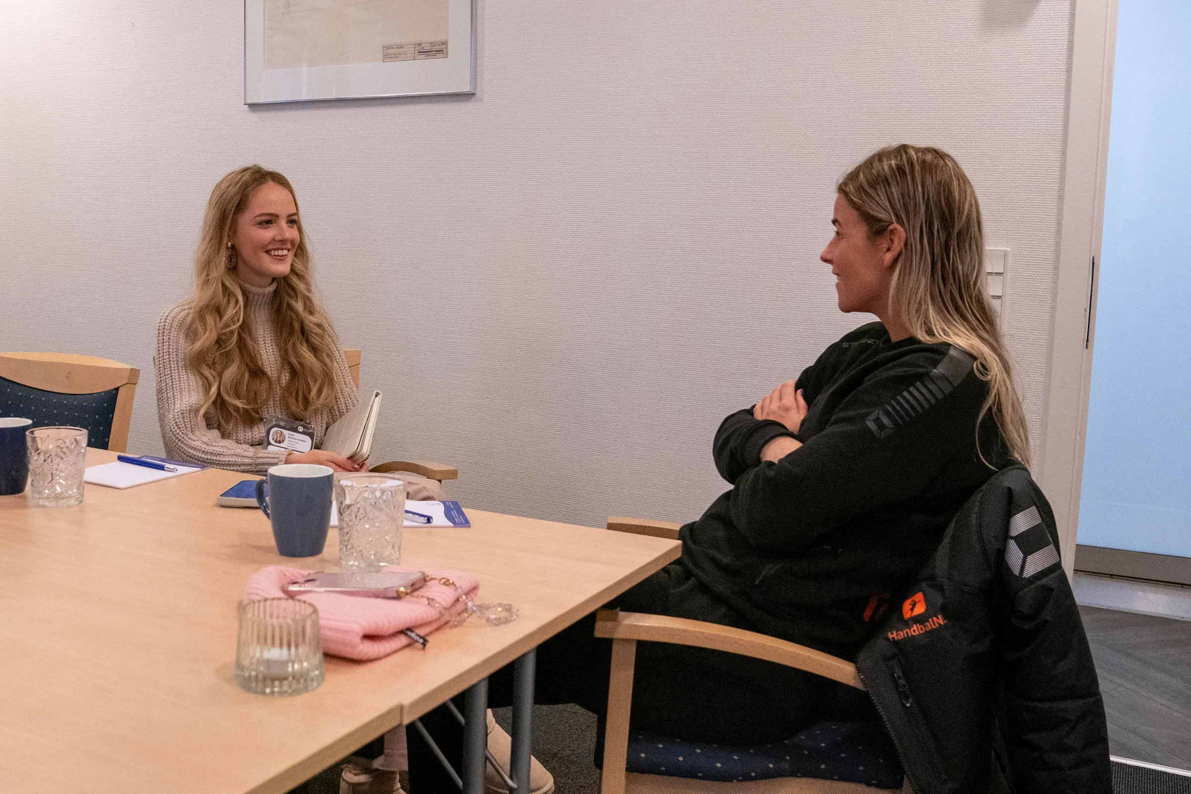 Lisa Schoenmaker in gesprek met Angela Malestein.
