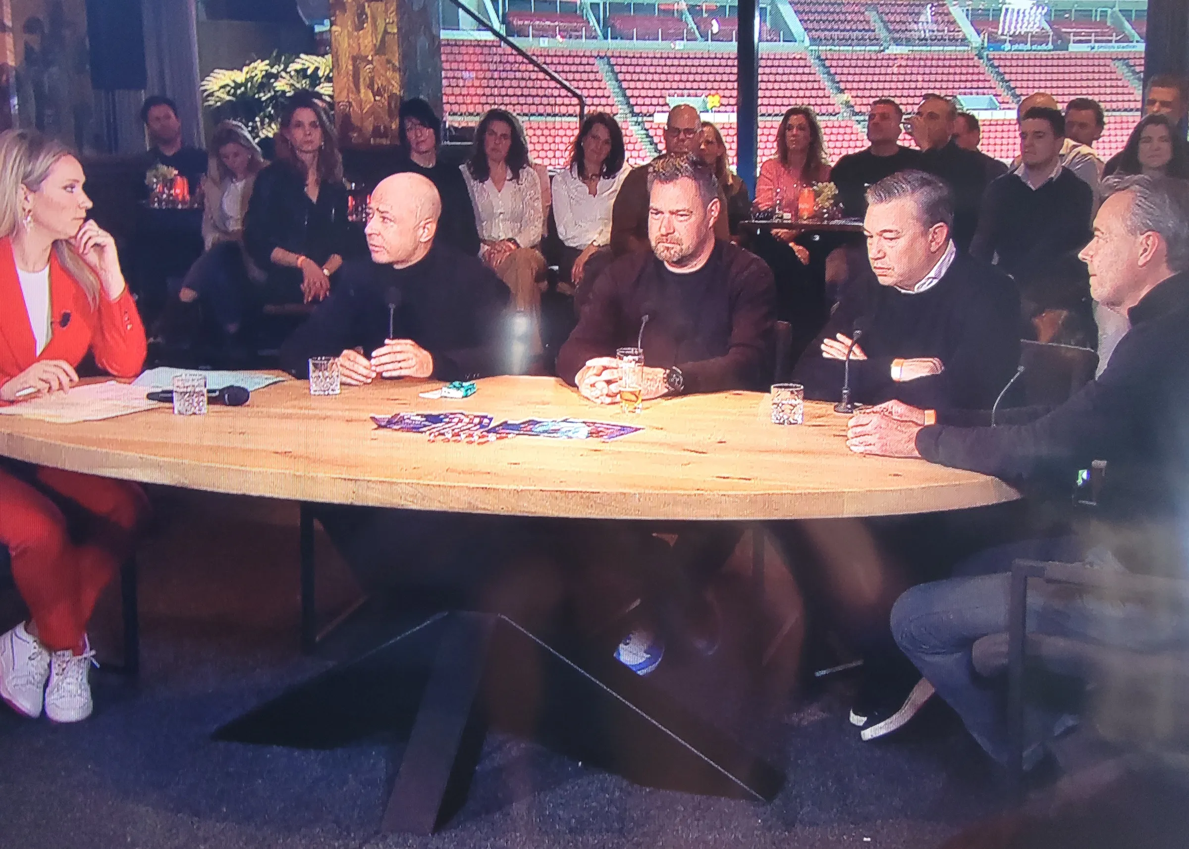 Journalisten aan tafel bij presentatrice Hélène Hendriks en Thijs Slegers (tweede van links) in het ESPN-programma Bloedverwanten. Verder vanaf links: Sjoerd Mossou, Martijn Krabbendam en Valentijn Driessen.  