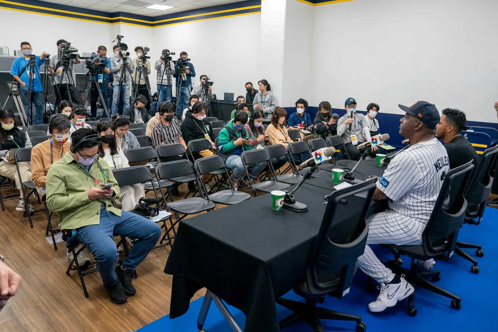 Hensley Meulens, bondscoach van het Koninkrijksteam, tijdens een persconferentie in Taiwan