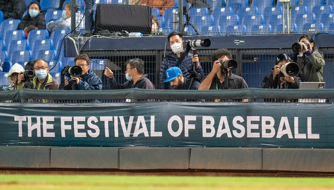 Fotografen zij aan zij op het WK honkbal. 