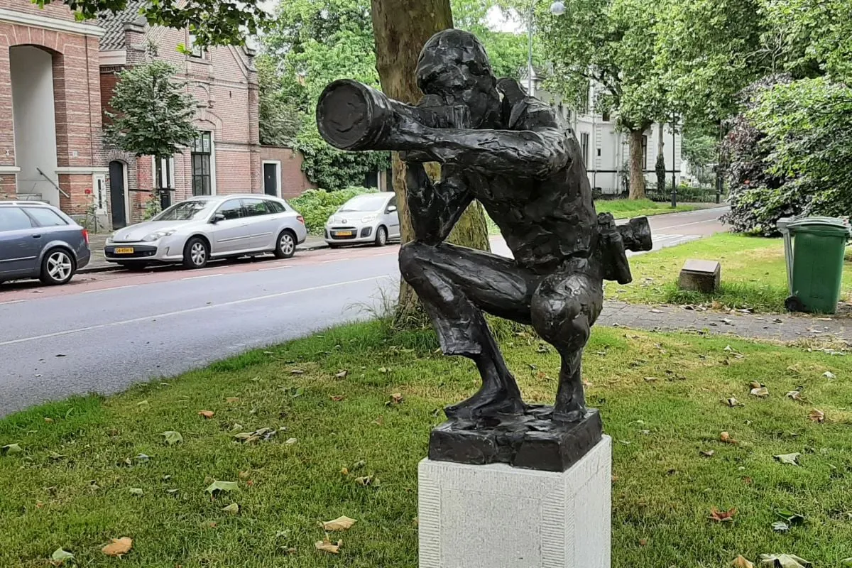 Het standbeeld ‘De fotograaf’ van beeldend kunstenaar Kees Verkade 