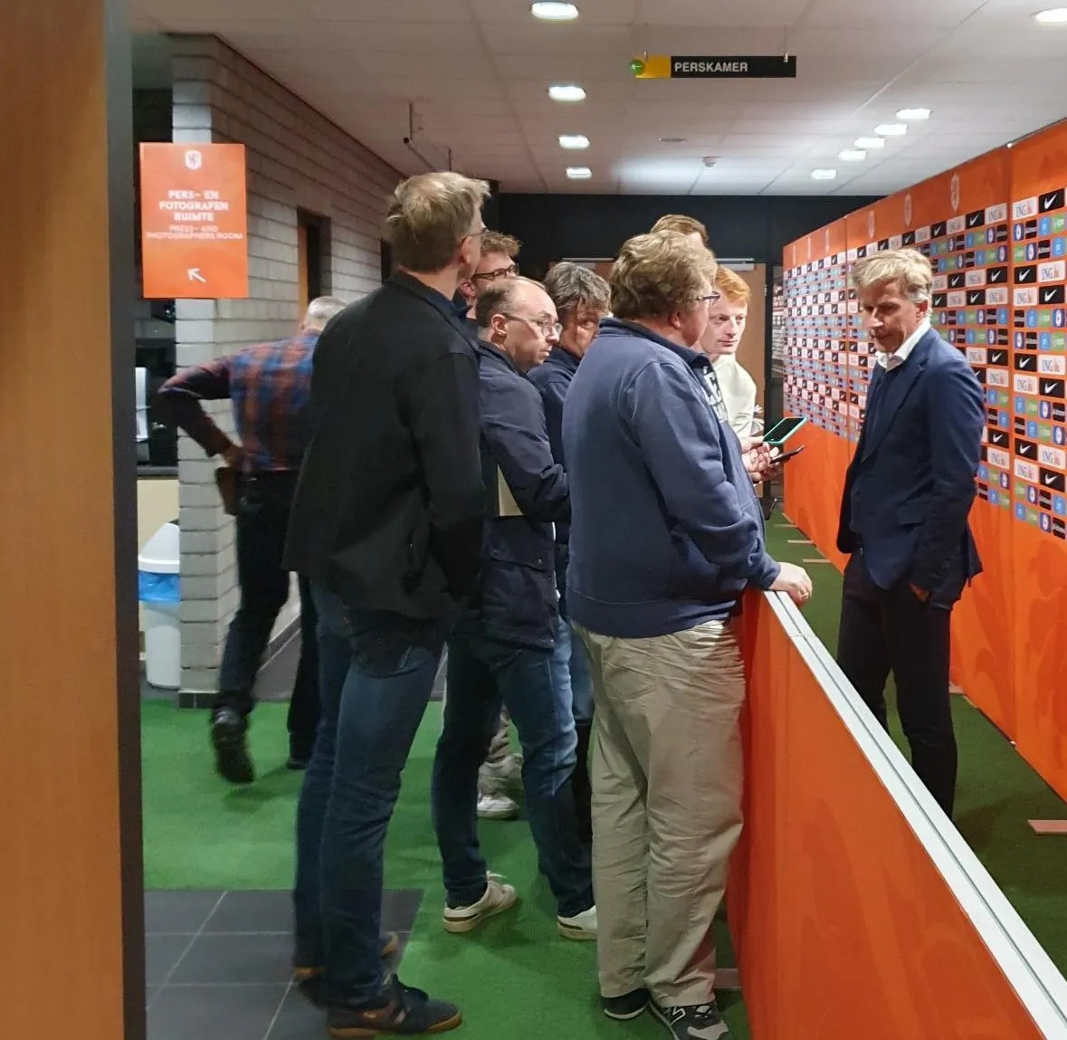 Andries Jonker ondervraagd in de mixed zone. 