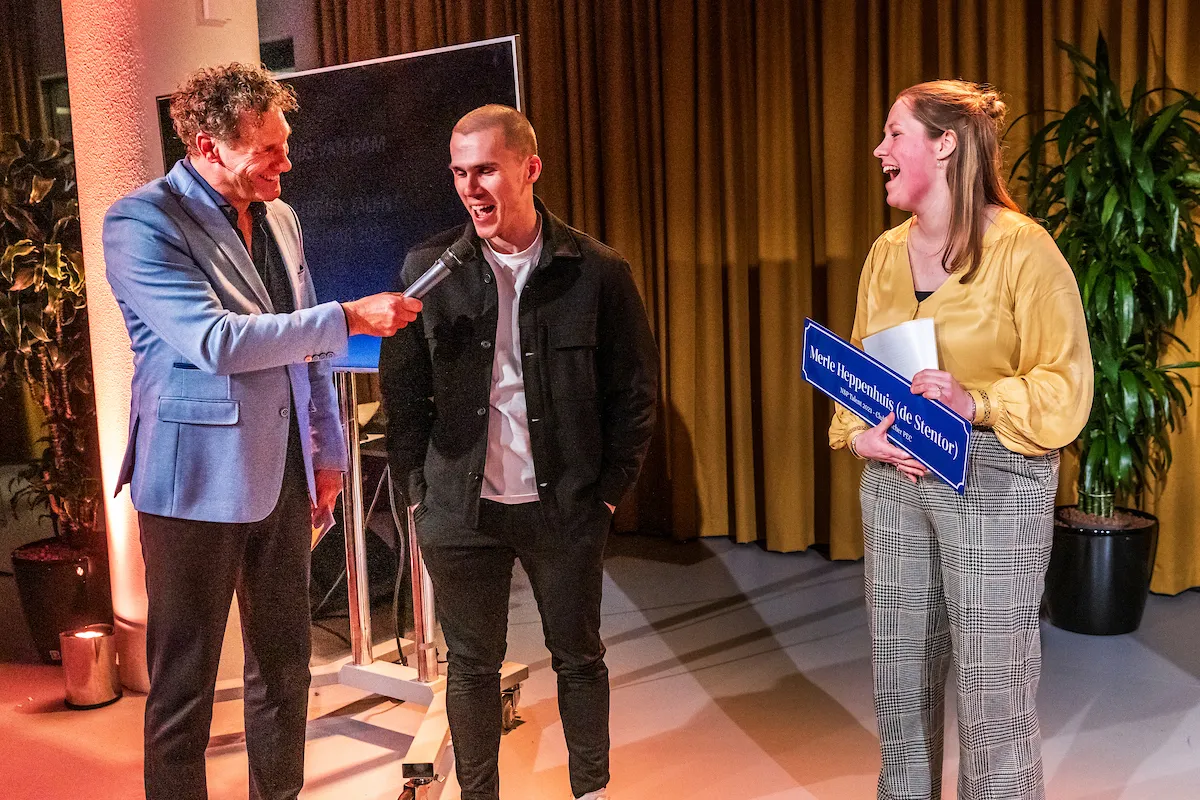 Presentator Marcel Maijer in gesprek met het Sportjournalistiek Talent van 2022, Matthijs van Dam (Trouw), na de overhandiging van de prijs aan Merle Heppenhuis.