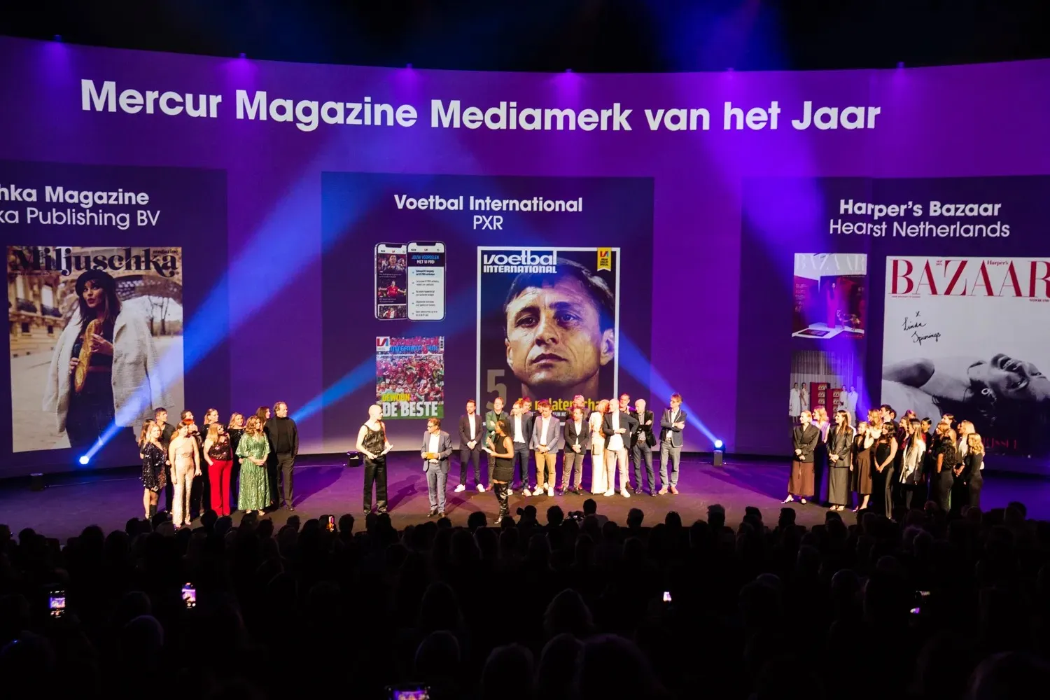 Redactieleden van VI als stralend middelpunt tijdens de uitreiking van de Mercurs.