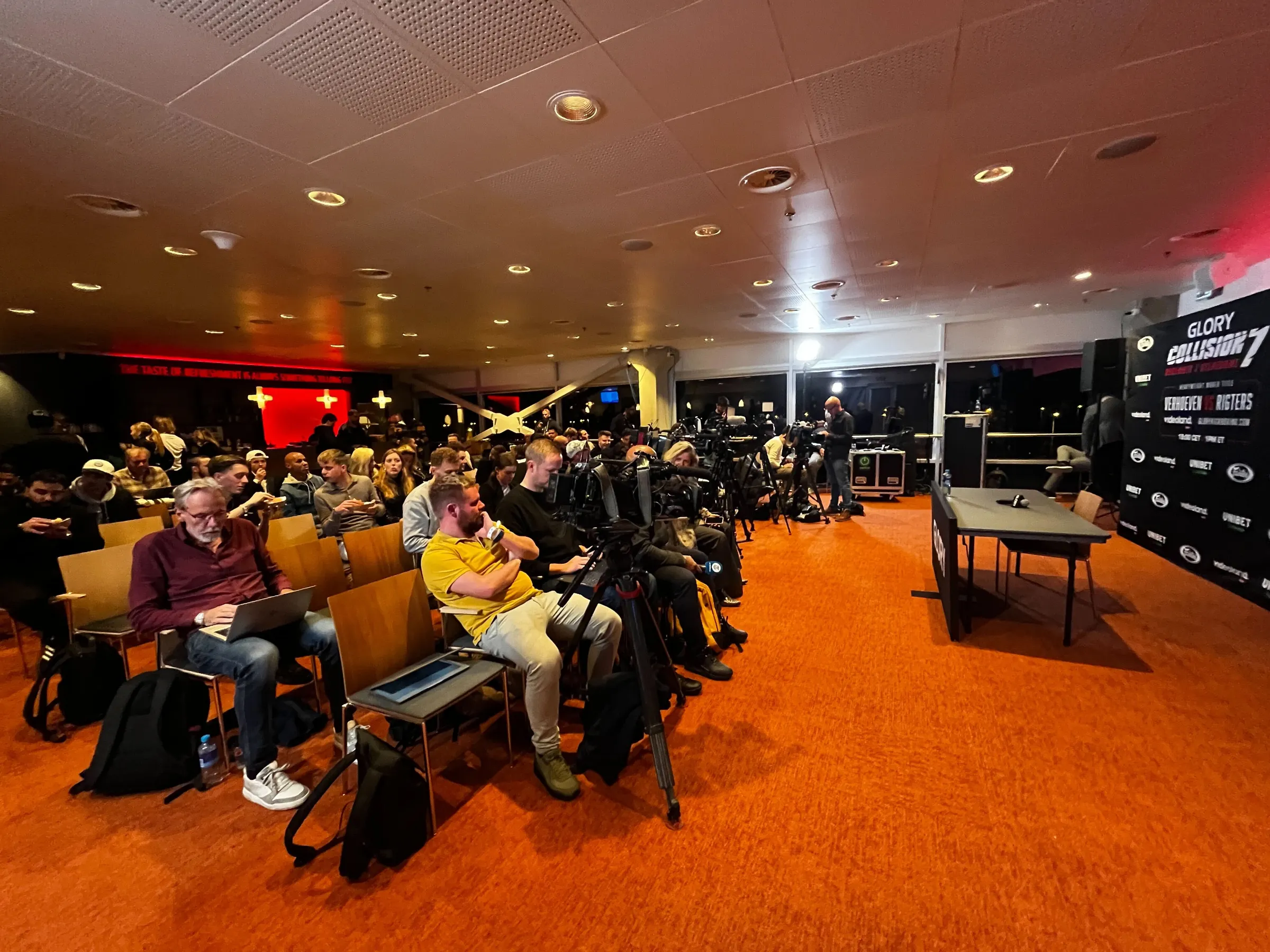 De perszaal met de camerabeelden van het titelgevecht