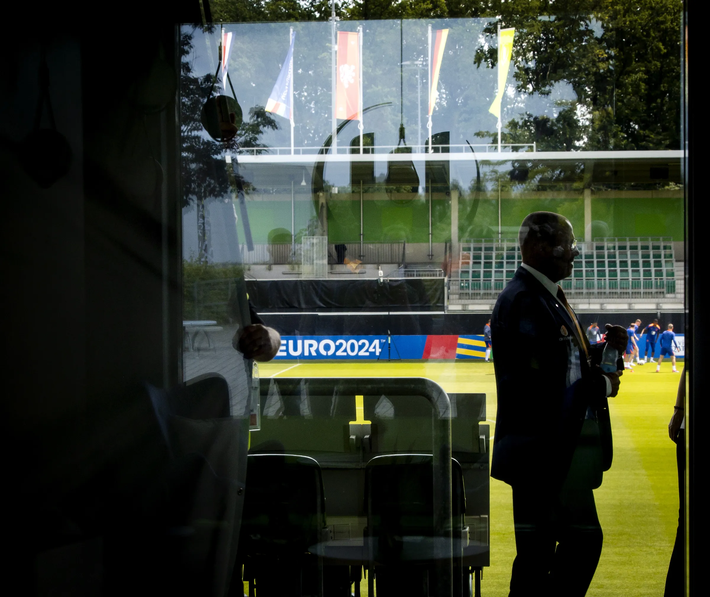 Een groot gordijn wordt gesloten tegen het bekijken van de training tijdens een trainingssessie van het Nederlands elftal in het AOK Stadion op 18 juni 2024 in Wolfsburg, Duitsland. Oranje traint verder achter gesloten deuren. Foto ANP/ KOEN VAN WEEL