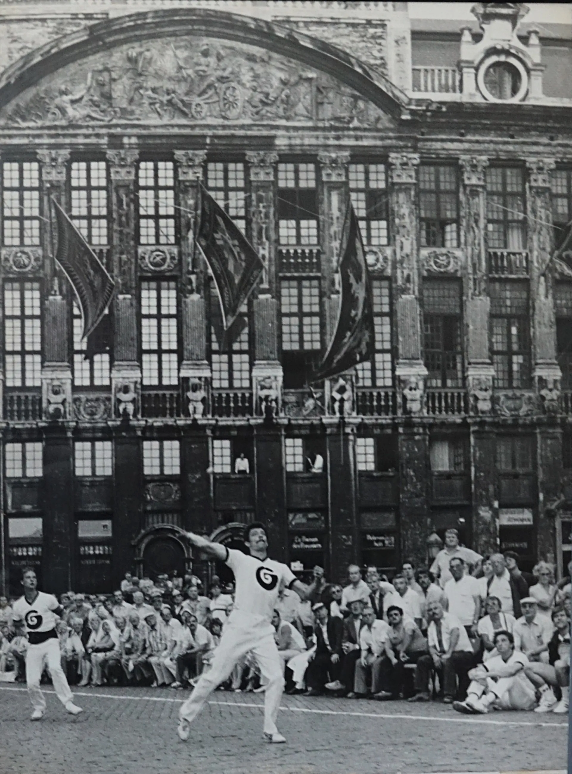 Johannes Brandsma in actie tijdens een wedstrijd jeu de pelote op de Grote Markt in Brussel (1985). 