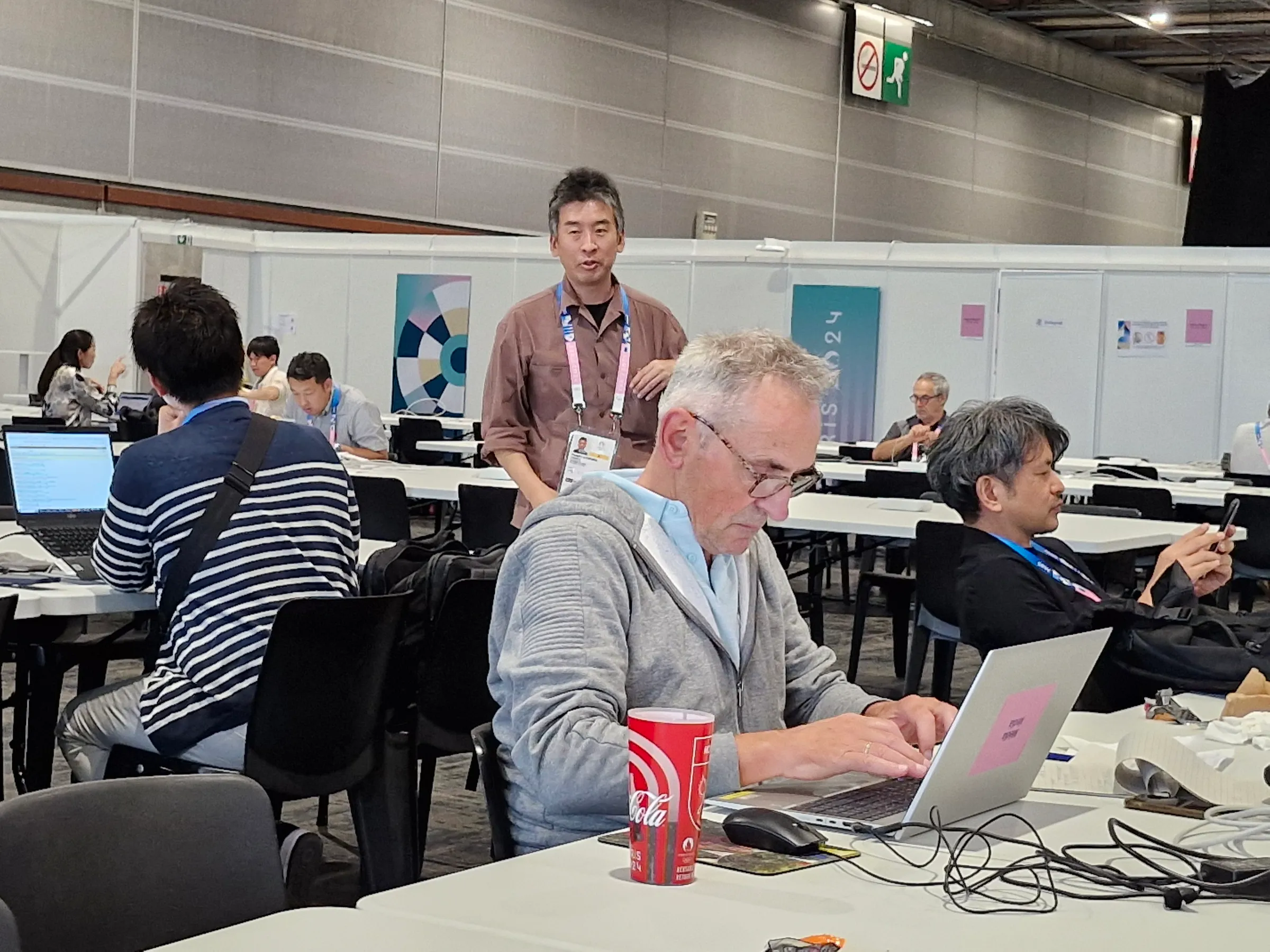 De LC/DvhN-verslaggever aan het werk in de olympische perszaal.
