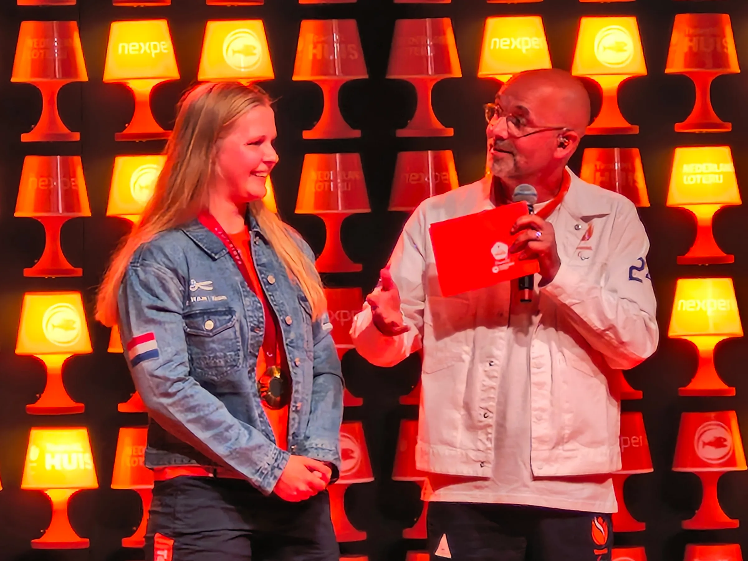De eerste paralympische huldiging van zwemster Liesette Bruinsma. 