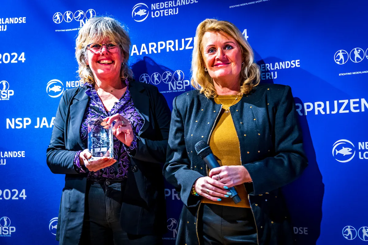 Elles en Mariëlle van der Klooster met de oeuvre award die is vernoemd naar hun vader Piet. FOTO RONALD SPEIJER