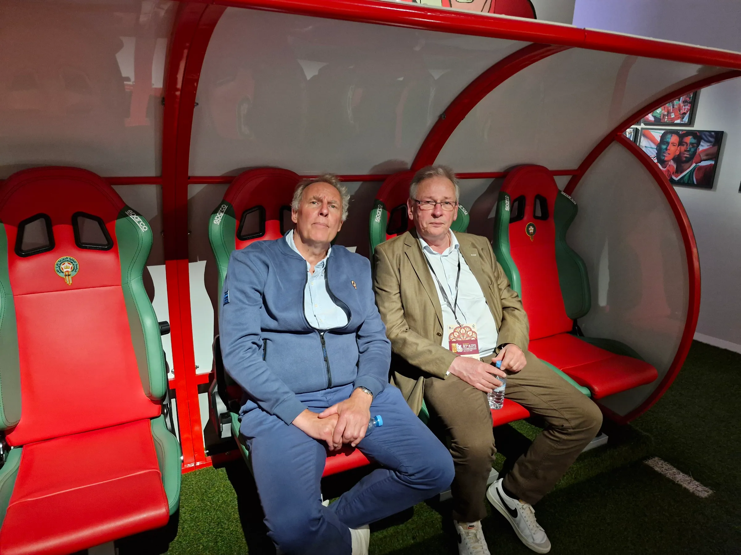 Gerard den Elt (links) en Rudy Nuyens (sportspress.be) bij hun bezoek aan het museum van de Marokkaanse voetbalbond.