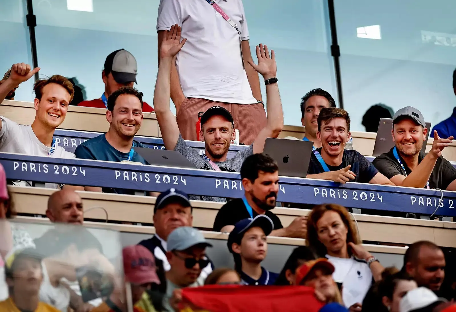 Rik Spekenbrink op de tribune van Roland Garros tijdens de Spelen van Parijs omringd door zijn werkvrienden Pim Bijl, Daniël Dwarswaard en Arjan Schouten, een foto waar 'drie hele goede vrienden op staan en de lol eraf spat'.