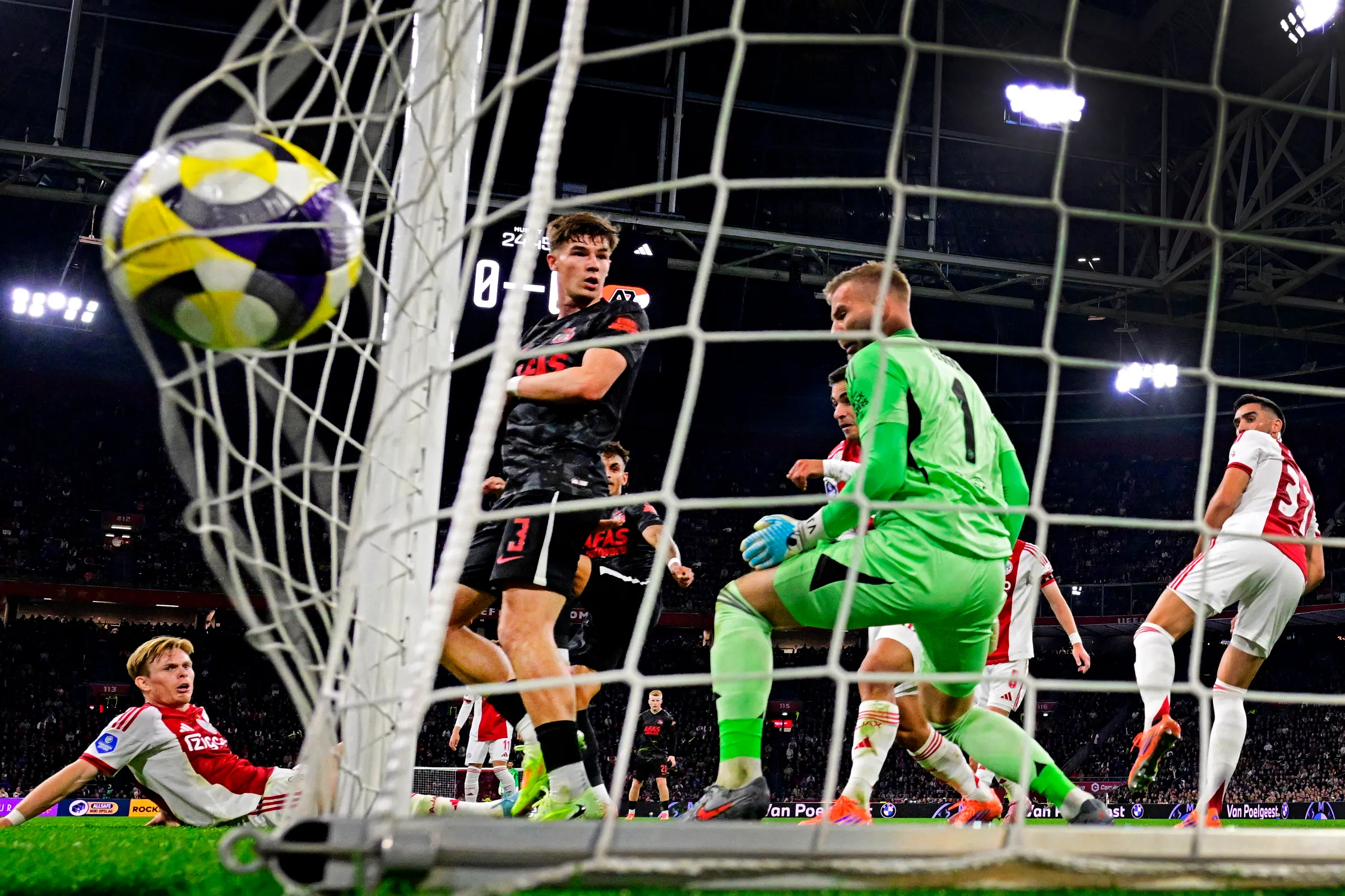Amsterdam, 18 oktober 2025. Wesley Patati van AZ scoort de 0-1 tegen Ajax. Keeper Jaros Vitezslav is kansloos. FOTO OLAF KRAAK