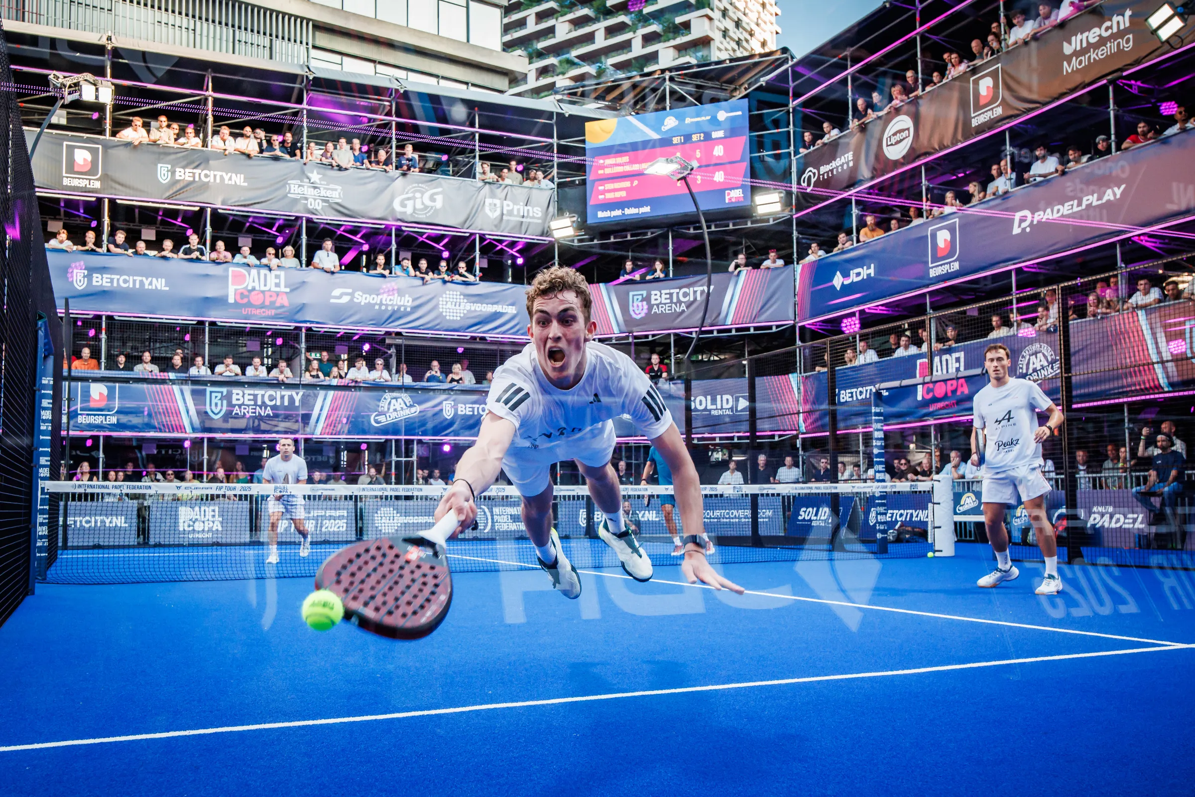 Utrecht, 28 juni 2025. Thijs Roper probeert de bal in het spel te houden tijdens het Padel Copa Utrecht toernooi. FOTO PIM WASLANDER