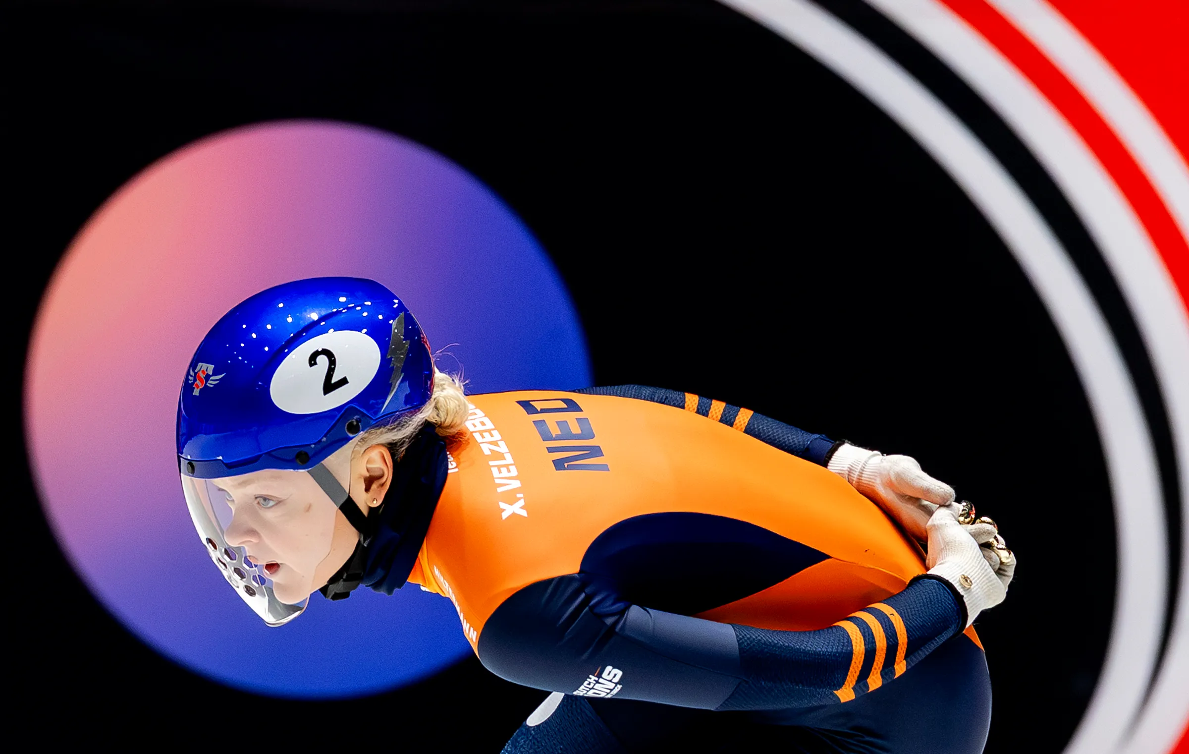 Dordrecht, 28 november 2025.Xandra Velzeboer tijdens de kwalificaties voor de vierde ISU World Tour-wedstrijd shorttrack. FOTO ROBIN VAN LONKHUIJSEN