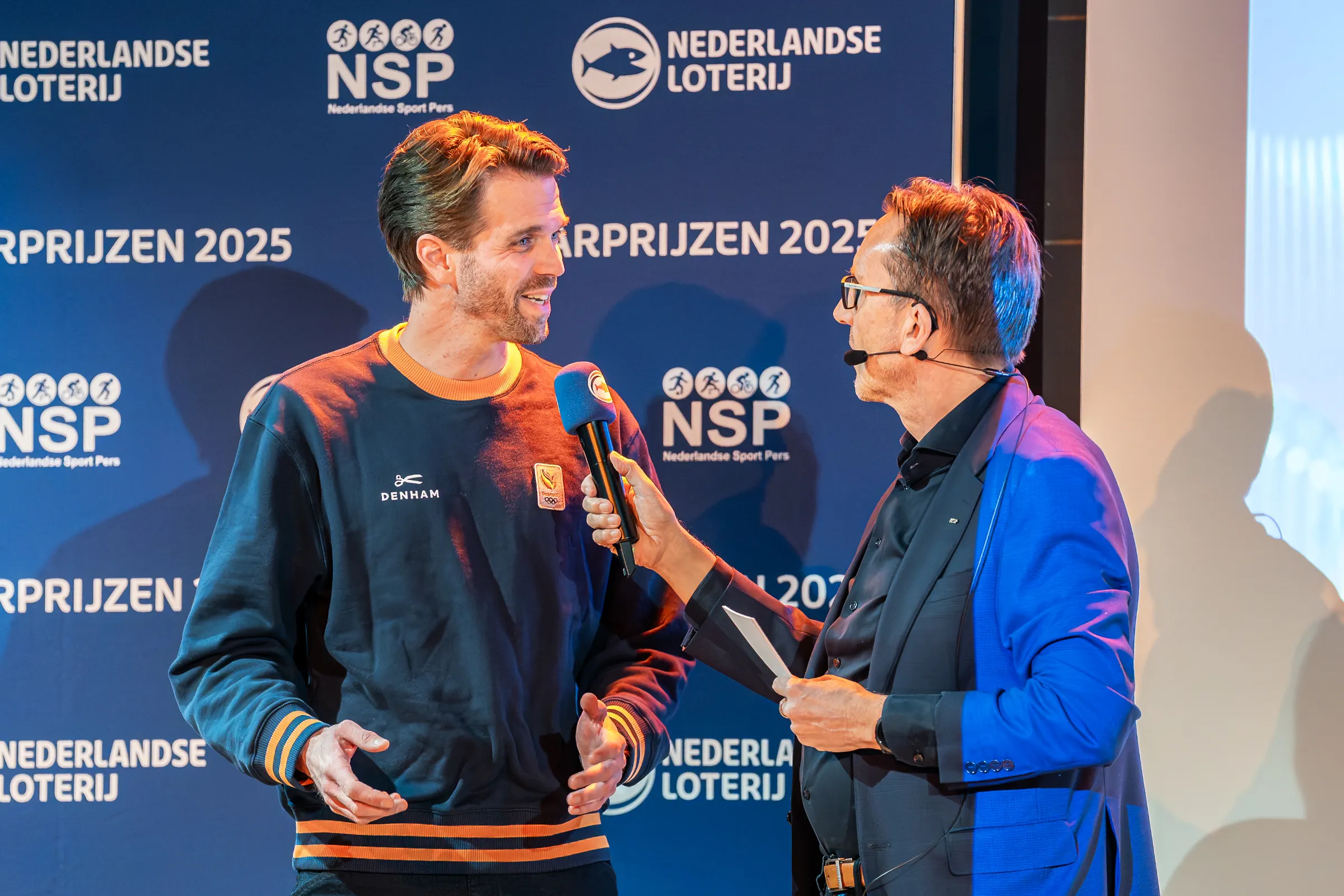 Thijs Pietersen (TeamNL) wordt door presentator Gio Lippens ondervraagd over de werkwijze tijdens de Winterspelen in Milaan/Cortina.