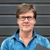 Méér dan pratende hoofden 