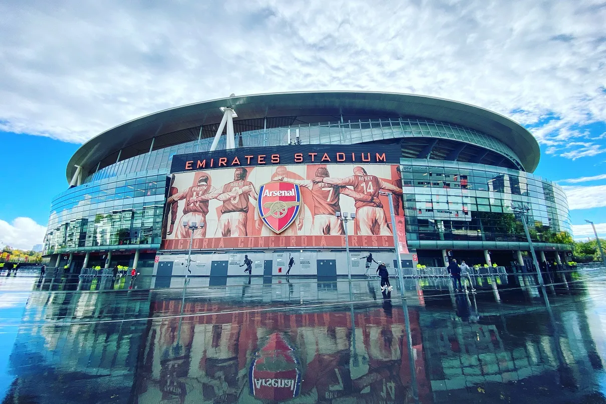 Stadion in spiegelbeeld 