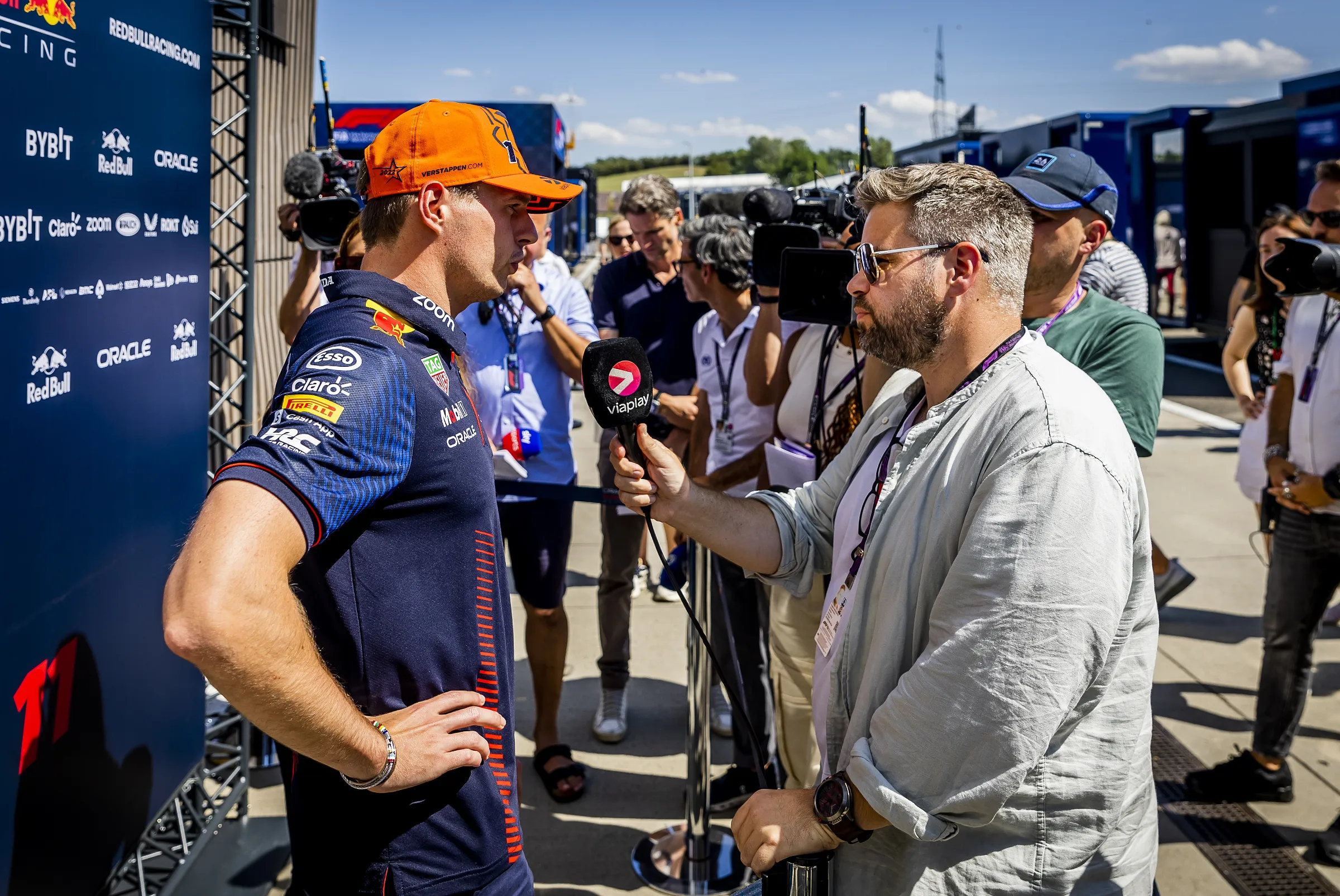 F1-commentator Valkenburg bespuugd, bedreigd en thuis opgezocht