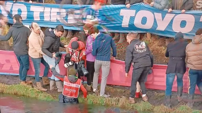 Fotografen belanden met apparatuur in water, geduwd of niet?