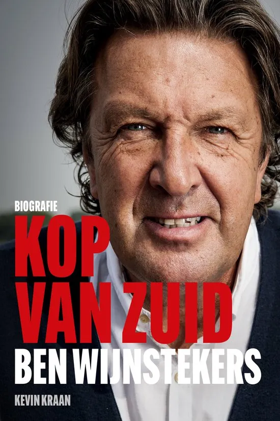 Auteurs druk met voetbalboeken voor de cadeaumaand 