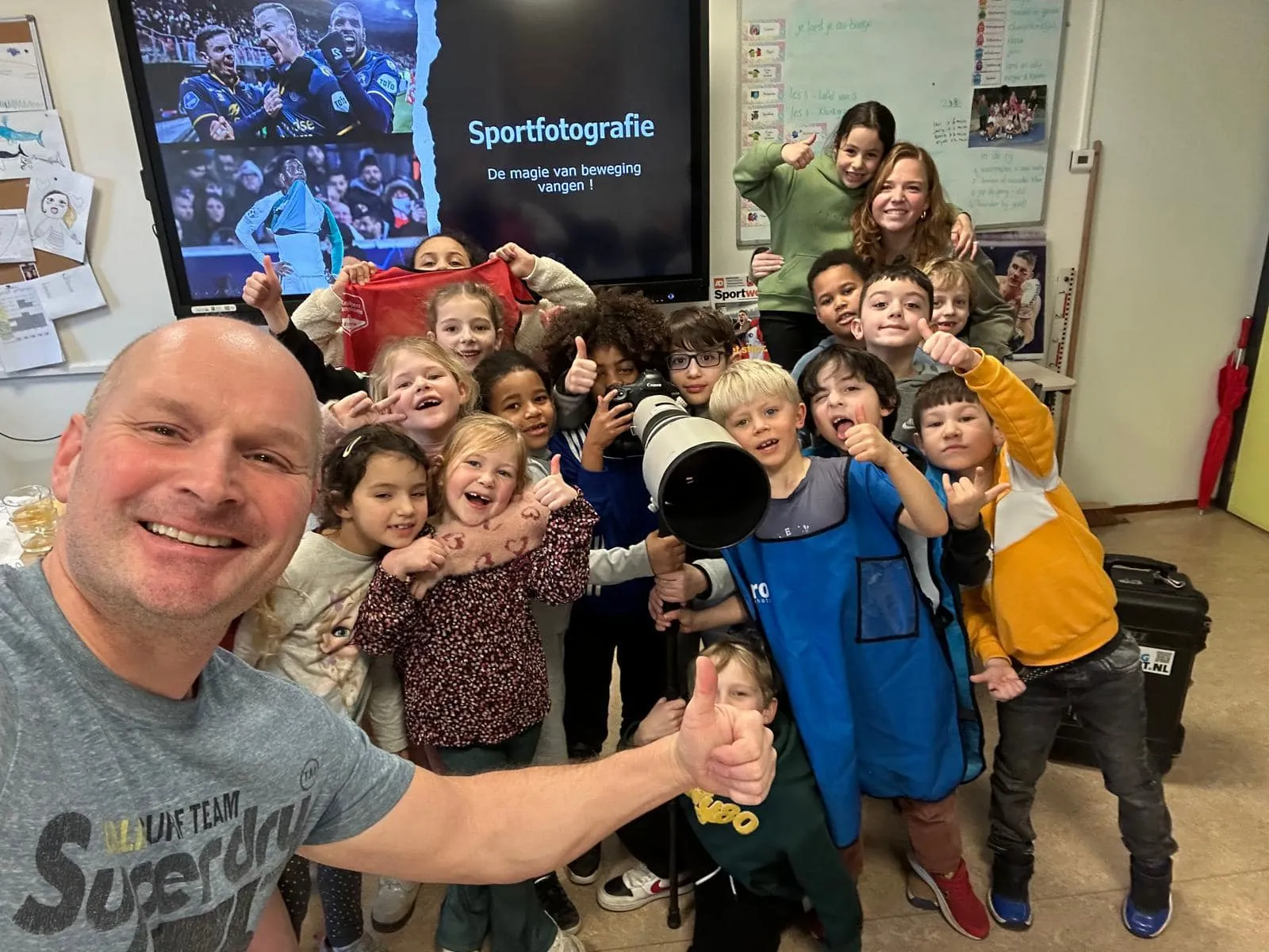 Mischa Keemink geeft fotoles op Rotterdamse basisschool
