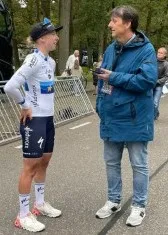 ‘Je moet zoeken naar andere momenten waarop je renners kunt spreken’