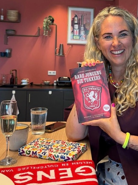 Twente-fan Linda Vermeeren schrijft boek over ‘rare jongens’